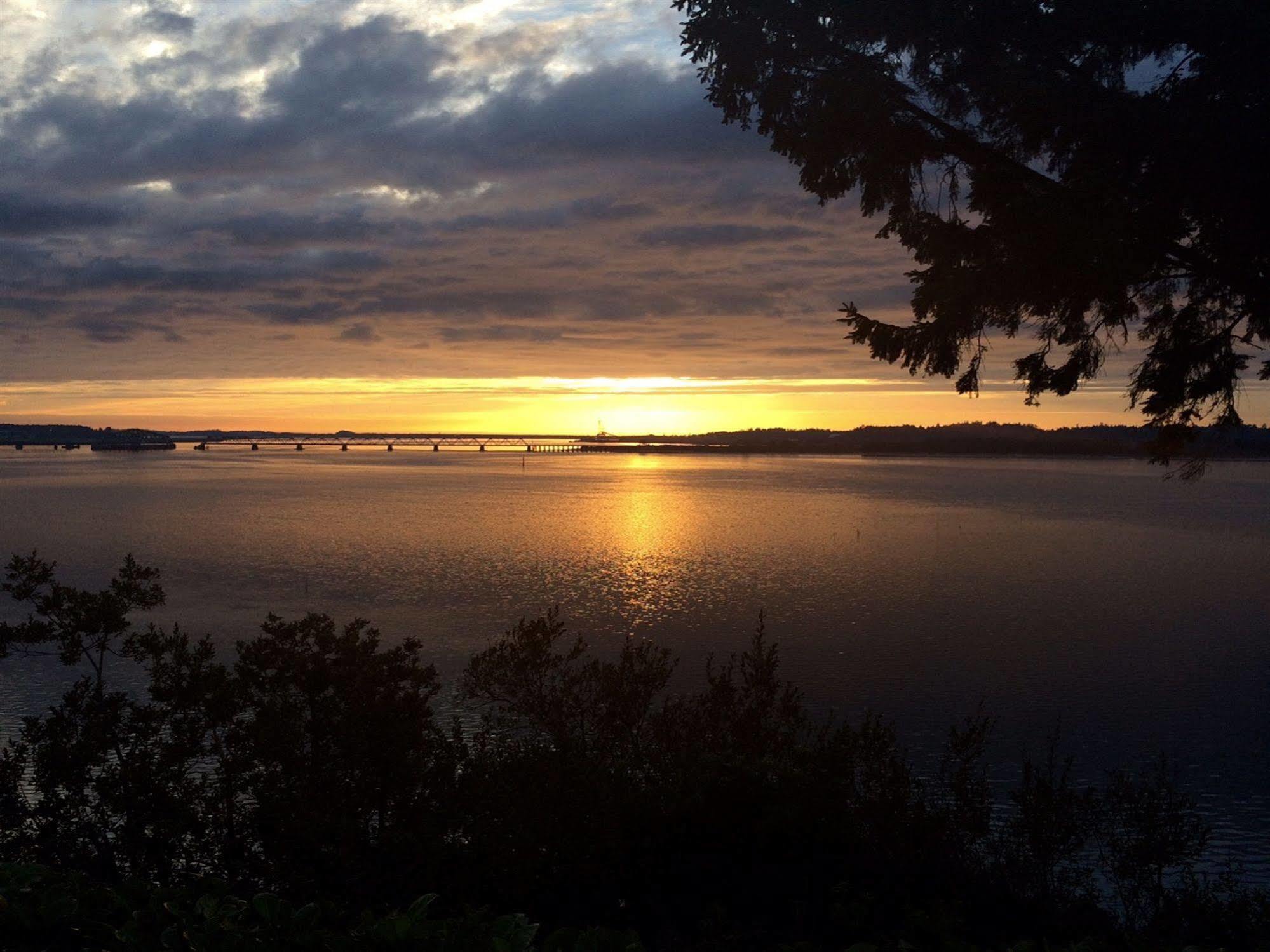 Bay Bridge Motel North Bend Buitenkant foto
